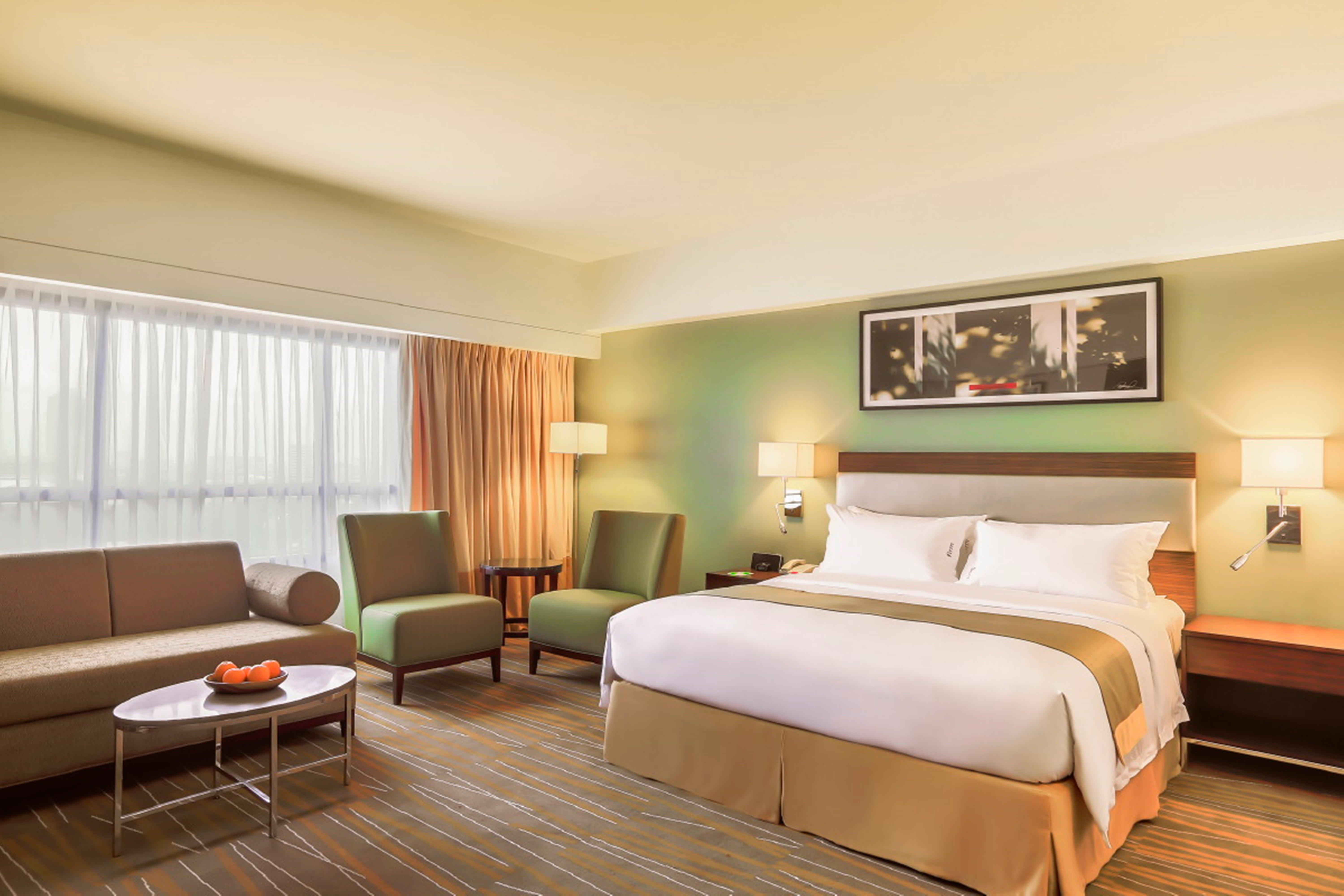 Holiday Inn & Suites Makati, An Ihg Hotel Makati City Exterior photo